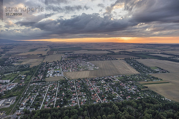 Deutschland  Luftaufnahme von Halberstadt in der Abenddämmerung