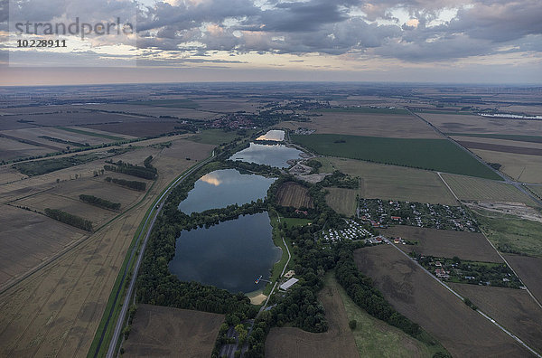 Deutschland  Wegeleben  Luftaufnahme der wassergefüllten Kiesgrube am Abend