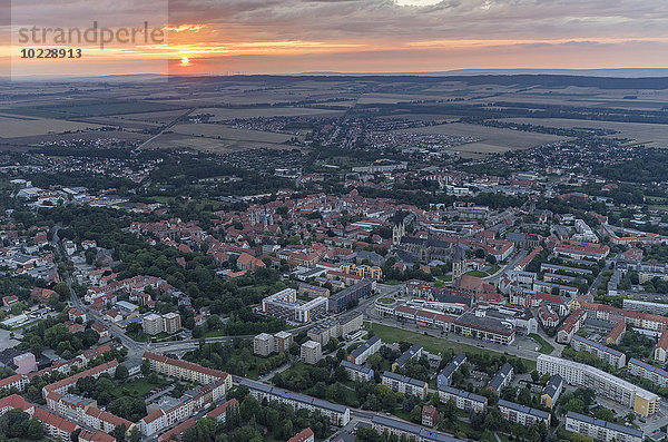 Deutschland  Luftbild von Halberstadt bei Sonnenuntergang