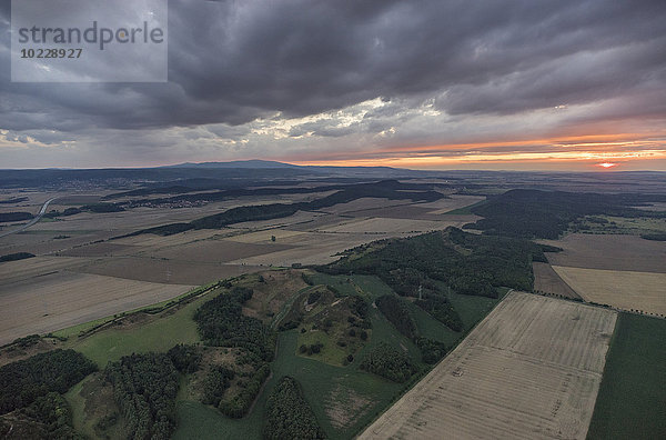 Deutschland  Luftaufnahme des Nordharz-Vorlandes mit dem Harz-Mittelgebirge im Hintergrund