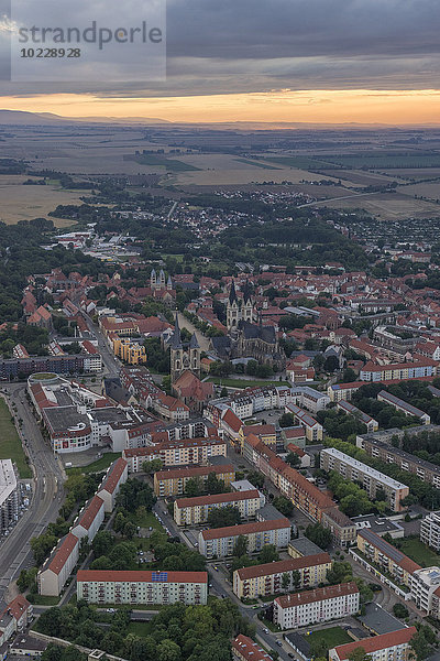 Deutschland  Luftbild von Halberstadt mit Halberstädter Dom und Kirche St. Martini am Abend
