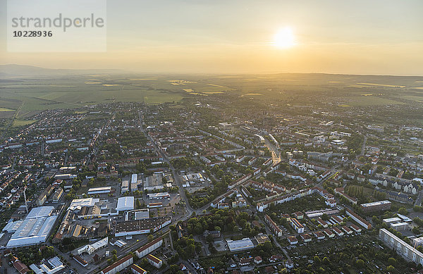 Deutschland  Luftaufnahme von Halberstadt mit Harz-Mittelgebirge im Hintergrund bei Abenddämmerung