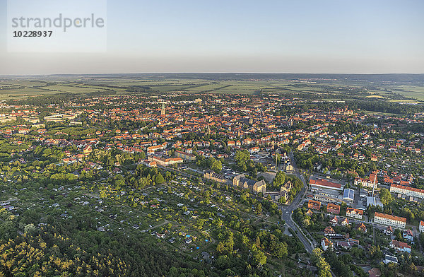 Deutschland  Luftaufnahme von Quedlinburg in der Abenddämmerung