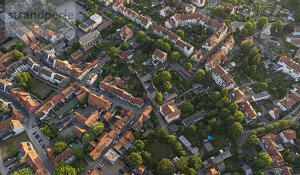 Deutschland  Luftaufnahme von Quedlinburg am Abend