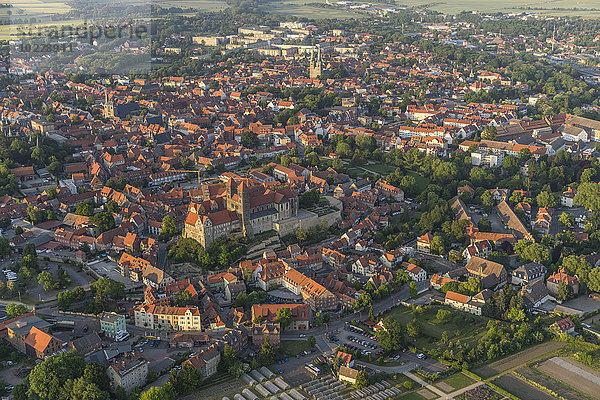 Deutschland  Luftaufnahme von Quedlinburg in der Abenddämmerung