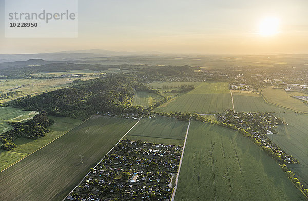 Deutschland  Luftaufnahme des Nordharz-Vorlandes mit dem Harz-Mittelgebirge im Hintergrund