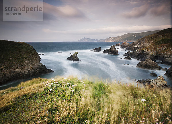 Spanien  Galizien  Ferrol  Landschaft an der Küste an einem windigen Tag