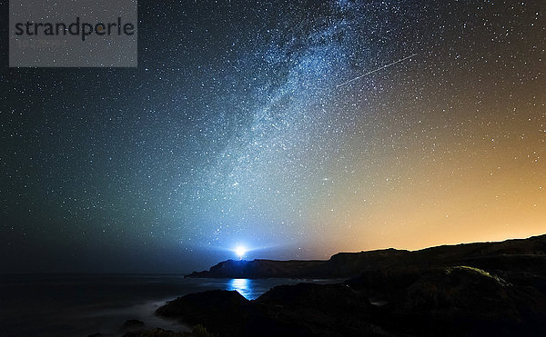 Spanien  Valdovino  Sternenhimmel mit Milchstraße und Sternschnuppe über der galicischen Küste