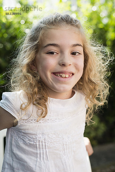 Porträt des lächelnden kleinen Mädchens