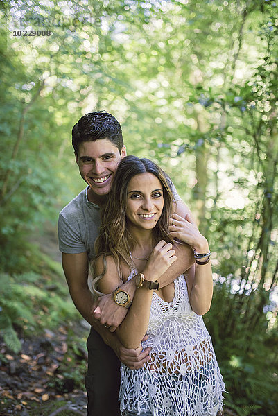 Porträt eines jungen Paares im Wald