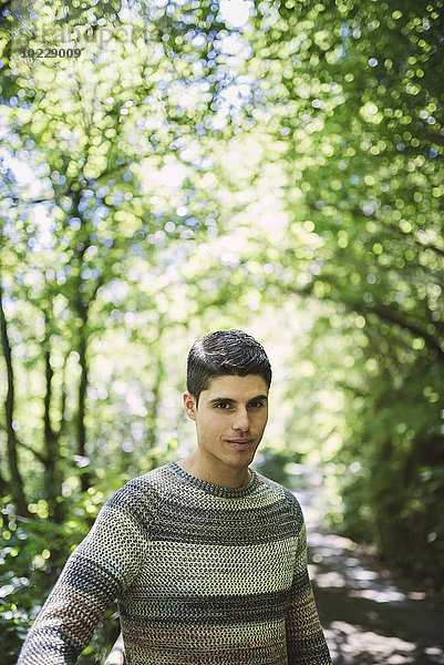 Porträt eines jungen Mannes im Wald