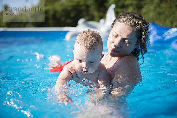 Mutter mit Baby im Schwimmbad