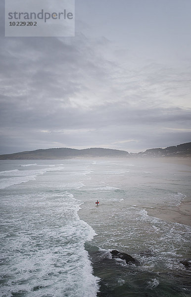 Spanien  Galizien  Ferrol  Bodyboarder allein am Meer