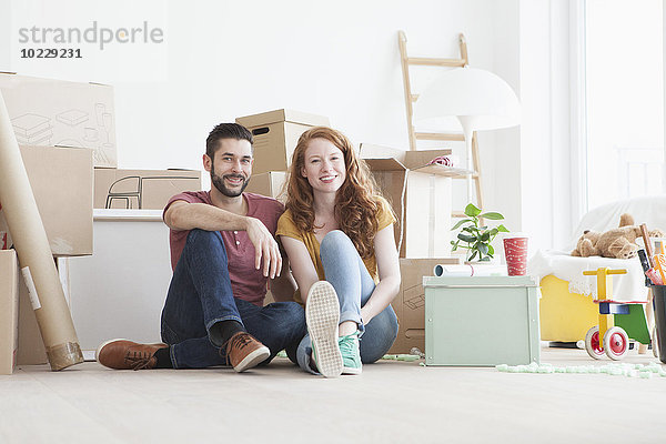 Junges Paar in neuer Wohnung mit Kartons