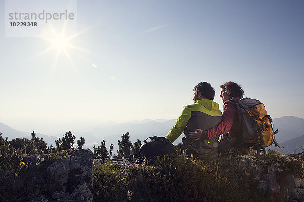 Österreich  Tirol  Unterberghorn  zwei Wanderer ruhen in alpiner Landschaft