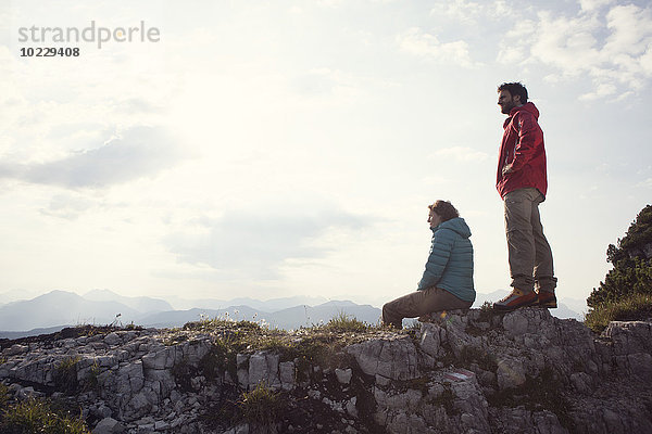 Österreich  Tirol  Unterberghorn  zwei Wanderer ruhen in alpiner Landschaft