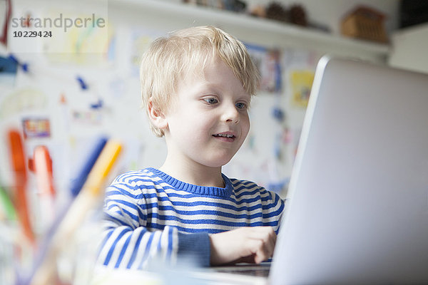 Portrait des kleinen Jungen mit Laptop