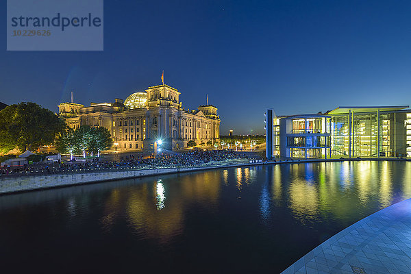Deutschland  Berlin  Blick auf Reichstag und Paul-Loebe-Gebäude bei Einbruch der Dunkelheit