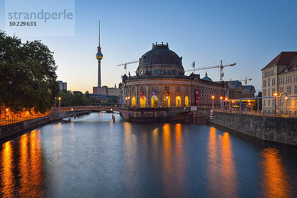 Deutschland  Berlin  Bode-Museum und Fernsehturm im Morgengrauen