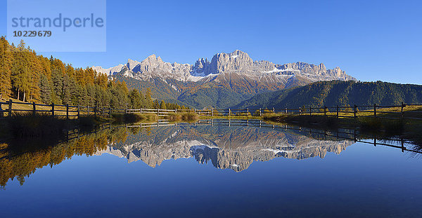 Italien  Provinz Bozen  Dolomiten  Rosengartengruppe in einem kleinen See gespiegelt