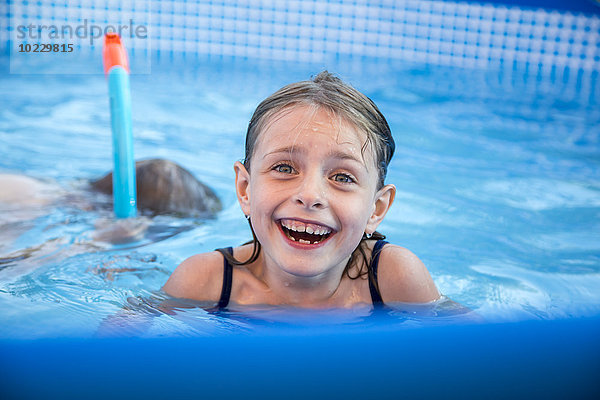Porträt eines lachenden Mädchens im Schwimmbad