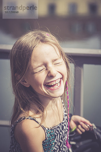 Porträt des lachenden Mädchens