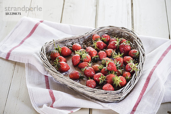 Erdbeeren im herzförmigen Korb