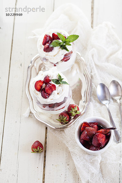 Eton Mess  traditionelles englisches Dessert  Mischung aus Erdbeeren  Baiser und Sahne
