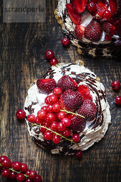 Pavlova mit Schlagsahne  Fruchtaufstrich und Schokoladensauce