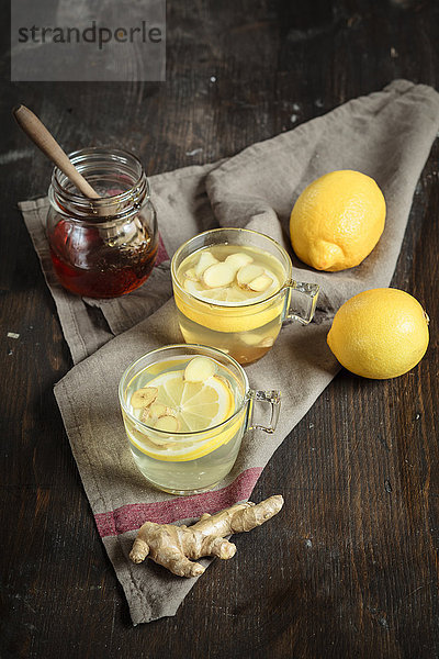 Heißer Zitronen-Ingwer-Aufguss mit Honig