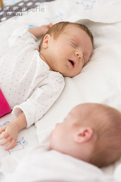 Schlafende neugeborene Zwillinge