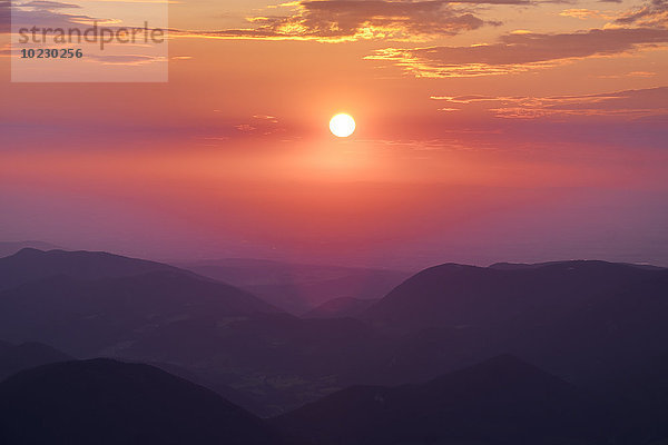 Österreich  Niederösterreich  Wiener Alpen  Blick vom Schneeberg nach Puchberg am Schneeberg am Morgen
