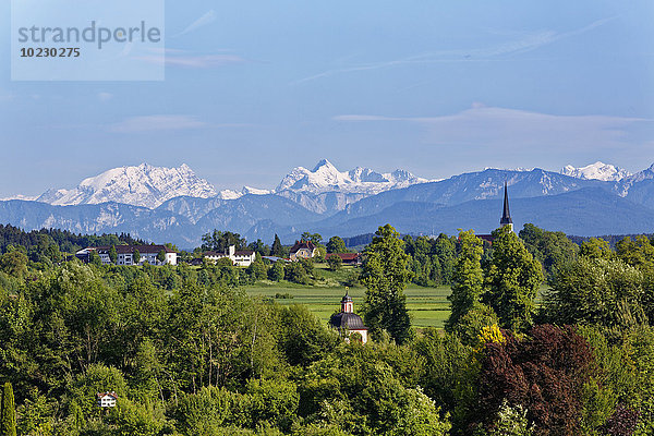 Deutschland  Bayern  Chiemgau  Stein an der Traun  Blick auf Sankt Georgen  Berchtesgadener Alpen  mit Watzmann und Hochkalter