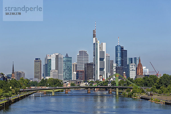Deutschland  Frankfurt  Blick auf die Skyline mit Floesserbrücke im Vordergrund