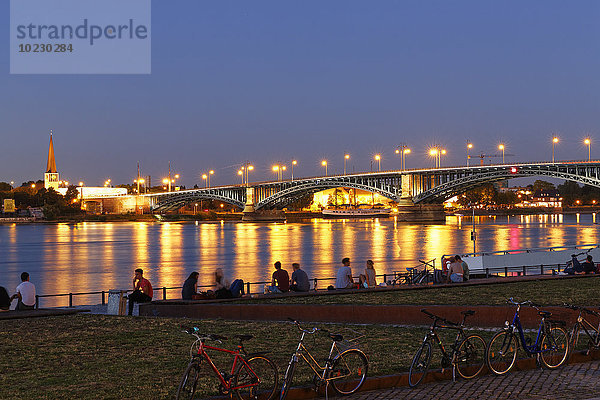 Deutschland  Mainz  Blick auf Theodor-Heuss-Brücke und Mainz-Kastel mit Rhein im Vordergrund