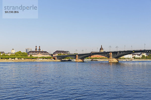 Deutschland  Mainz  Blick zum Parlament am Deutschhaus Mainz und Theodor-Heuss-Brücke mit Rhein davor