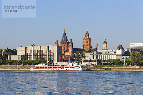 Deutschland  Mainz  Blick auf Rathaus und Rheingoldsaal mit Rhein im Vordergrund