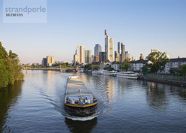 Deutschland  Hessen  Frankfurt  Bankenviertel  Frachtschiff auf dem Main am Vormittag