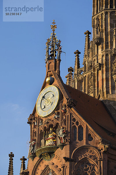 Deutschland  Nürnberg  Uhr und Maennleinlaufen in der Frauenkirche