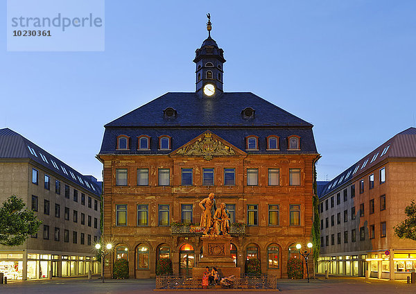 Deutschland  Hessen  Hanau  Neustadt Rathaus mit Gebrüder Grimm Denkmal