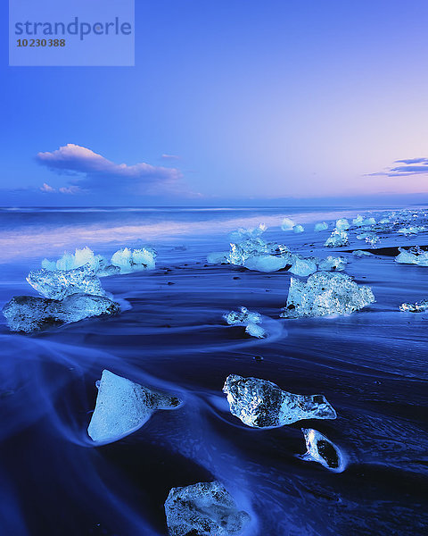 Island  Blick auf den Gletschersee Jokulsarlon  Gletschereis am Strand bei Dämmerung