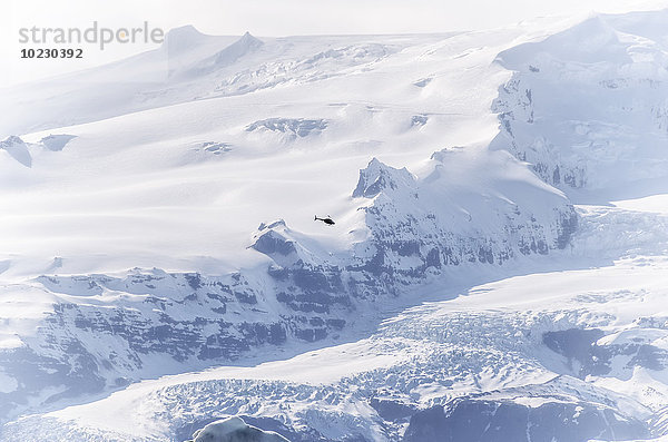 Island  Vatnajoekull-Nationalpark  Jokulsarlon  Breidamerkurjoekull-Gletscher  Hubschrauber