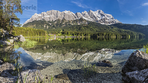 Deutschland  Bayern  Garmisch-Partenkirchen  Grainau  Wettersteingebirge  Zugspitze mit Eibsee