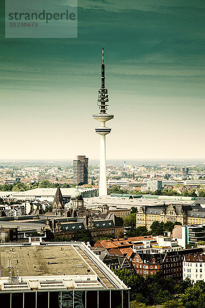 Deutschland  Hamburg  Blick auf die Stadt mit Heinrich-Hertz-Turm von der St. Michaelis-Kirche aus