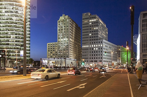 Deutschland  Berlin  Blick auf beleuchtetes Ritz Carlton Hotel und Beisheim Center am Potsdamer Platz
