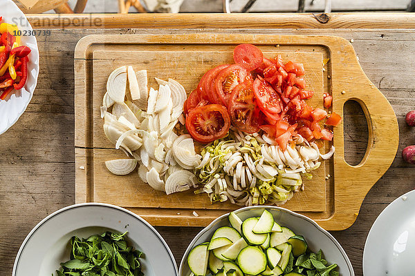 Verschiedene Gemüsescheiben für Salat zubereitet