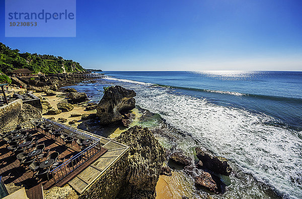 Indonesien  Bali  Jimbaran  Indischer Ozean  Terrasse des Restaurants am Strand