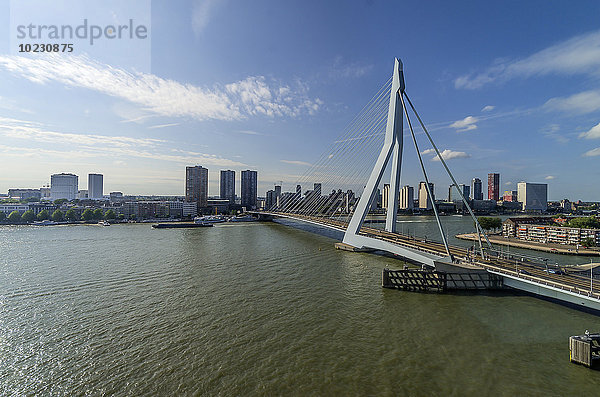 Niederlande  Rotterdam  Blick auf Erasmusbrug mit Stadtzentrum mit im Hintergrund