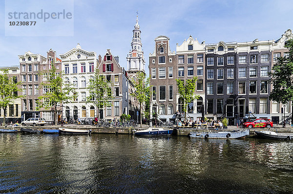Niederlande  Amsterdam  Häuser am Stadtkanal  Zuiderkerkerk im Hintergrund