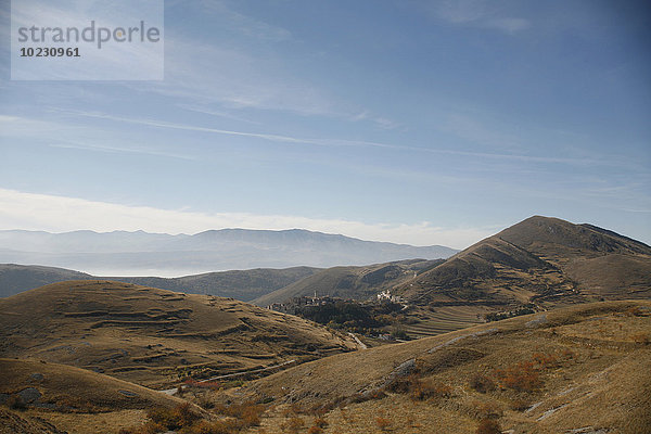 Italien  Abruzzen  Blick auf Dorf in hügeliger Landschaft